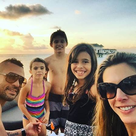Vitor Belfort curte férias com a família