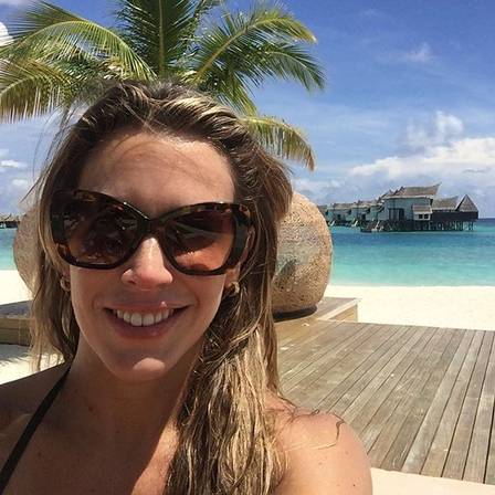 Joana Prado curte férias em praia paradisíaca