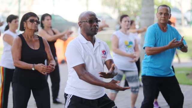 Professor Milton Oliveira dando aulão de tai chi chuan no Parque Madureira: prática previne ansiedade e o estresse