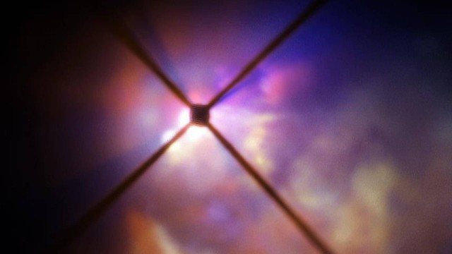 Imagem da nuvem de detritos em torno da hipergigante vermelha VY Canis Majoris obtida com o instrumento Sphere, instalado em uma das unidades do telescópio VLT, do ESO, no Chile: poeira com tamanho grande o bastante para ser ‘empurrado’ pela radiação da estrela, mas pequeno o suficiente para não ‘afundar’ de volta nela