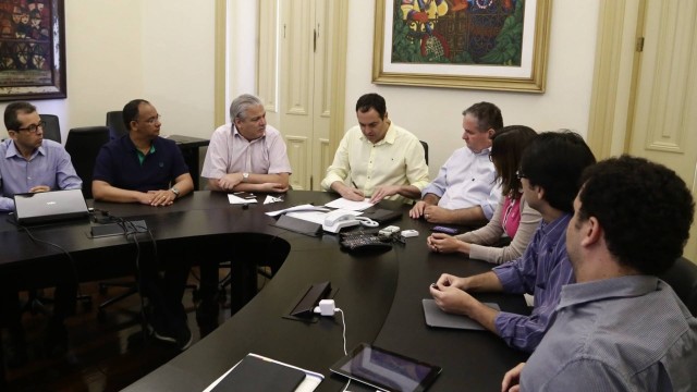 O governador Paulo Câmara assina o decreto