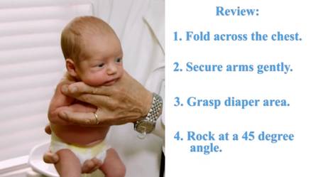 O médico ensina que é preciso segurar os bebês com calma e num ângulo de 45 graus