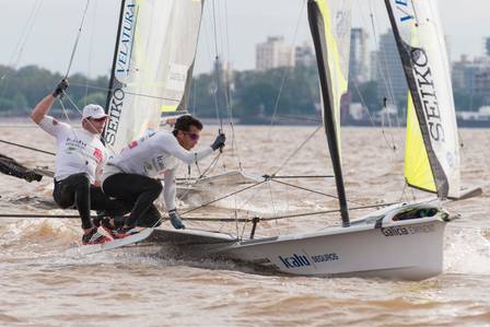 Os velejadores Marco Grael e Gabriel Borges (à frente) vão disputar a primeira Olimpíada
