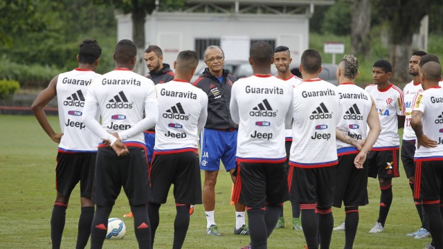 Grupo do Flamengo fez treino tático fechado, depois se reuniu no vestiário