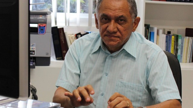 “Temos que conhecer já nosso inimigo”, diz o médico e pesquisador Pedro Vasconcelos, que há 35 anos investiga vírus