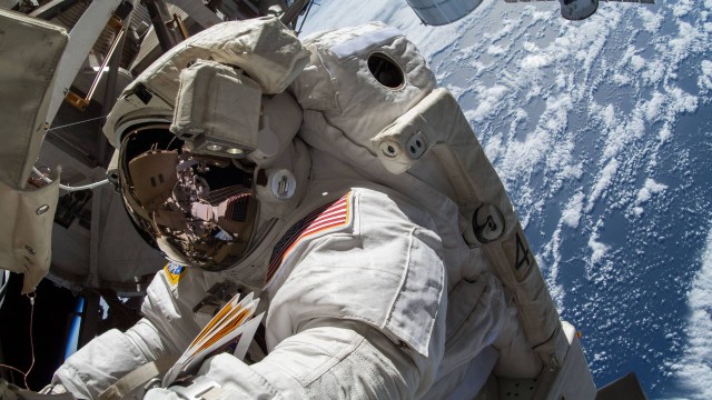 Astronauta americana trabalha do lado de fora da Estação Espacial Internacional: nova turma vai abrir caminho para missão tripulada a Marte