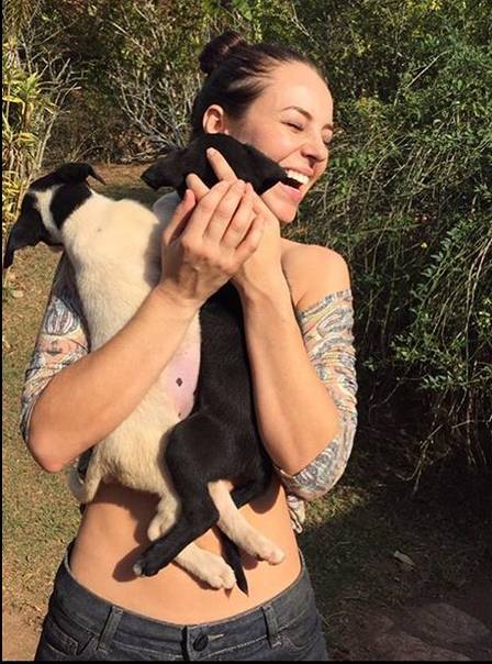 A atriz mostra nas redes sociais seus momentos em alto astral com animais de estimação, com a família e com os amigos