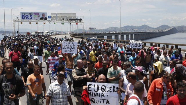 Protesto de trabalhadores demitidos do Comperj, em fevereiro deste ano, na Ponte Rio-Niterói