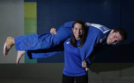 A atleta da luta olímpica Giullia e o judoca Victor Penalber buscam vagas para Rio 2016