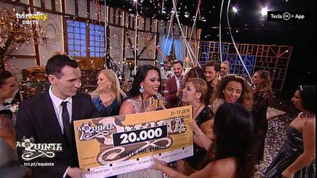 Kelly Medeiros chora ao ganhar reality show em Portugal e faturar 20 mil Euros