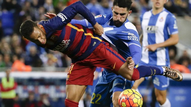 Neymar disputa a bola com Alvaro Gonzalez, do Espanyol: atacante do Barcelona foi alvo de racismo por parte da torcida durante a partida