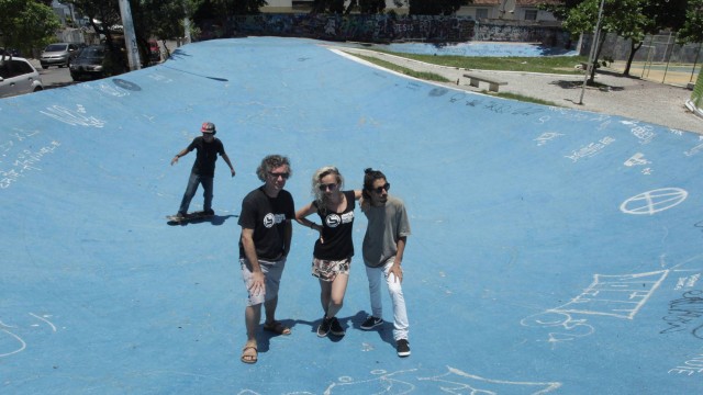 Marcello, Clara e Matheus na Praça do Skate
