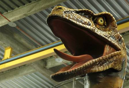Dinossauros vão engolir pessoas durante desfile da Portela