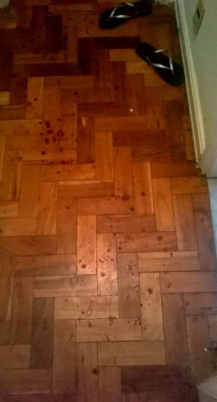 As manchas de sangue no chão do apartamento de Claudia