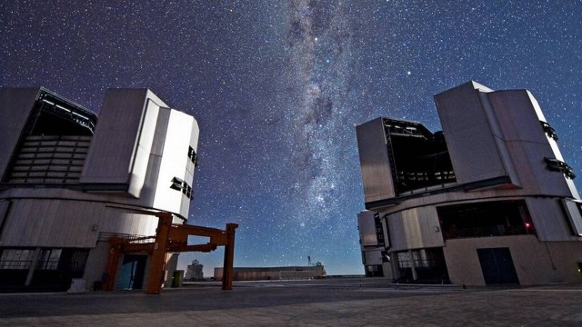 Duas unidades do Telescópio VLT, no Chile, utilizado pelos cientistas para observar a antiga estrela