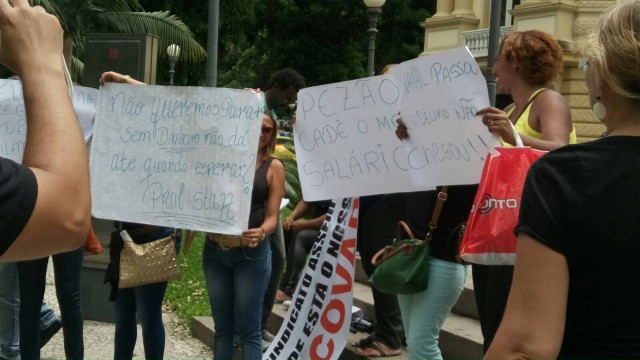 Funcionários terceirizados protestaram em frente ao Palácio Guanabara, em Laranjeiras, na Zona Sul do Rio