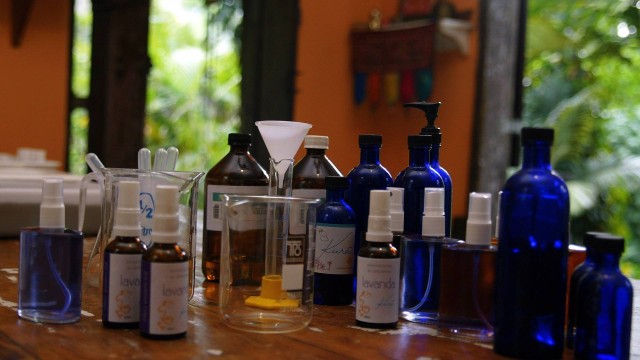 Aromaterapia usa óleos essenciais para tratar a saúde