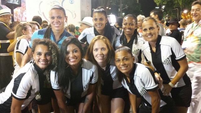 Time feminino do Santos desfila na Grande Rio