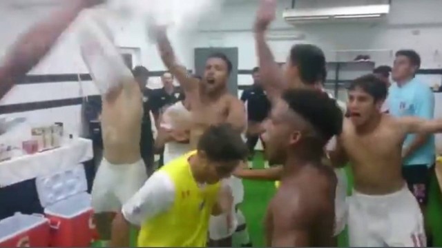 Jogadores Sub-20 do São Paulo comemoram vaga