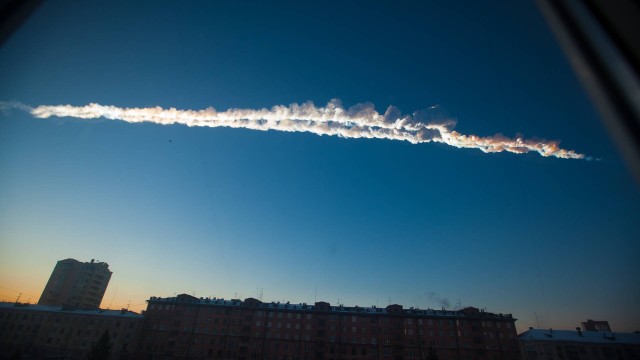 ‘Superbólido’: imagem do rastro de fumaça deixado pelo meteoro quando cruzava o céu da Rússia antes de se desintegrar sobre a cidade de Chelyabinsk, liberando energia equivalente a 30 bombas atômicas como a de Hiroshima e deixando um saldo de quase 1,5 m