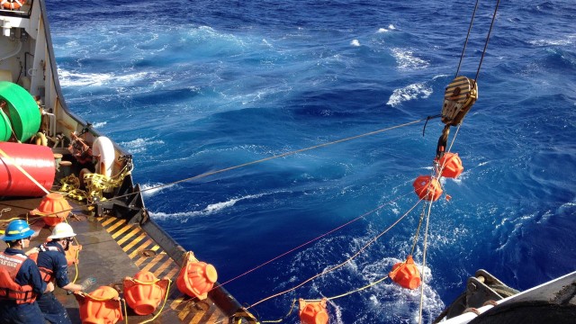 Pesquisadores lançam o hidrofone a 11 mil metros de profundidade do deque navio da Guarda Costeira dos EUA