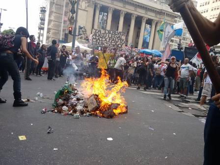 Estudantes colocaram fogo em pilha de lixo e na bandeira do Brasil