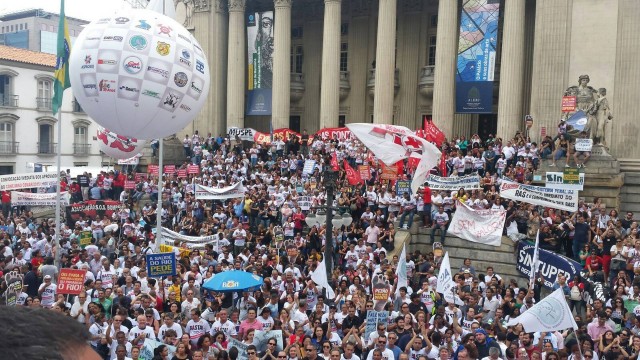 EJX - Emprego - Servidores do Estado do Rio durante protesto contra o governador Luiz Fernando Pezão. Organizadores estimaram em mais de 10 mil presentes ao ato.