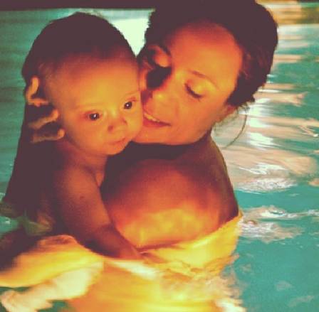 Vanessa Gerbelli com o filho Tito ainda bebê