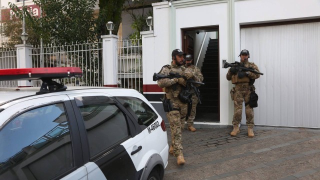 Agentes da Polícia Federal em frente a sede do Instituto Lula na manhã desta sexta-feira