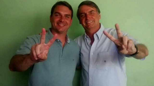 Flávio ao lado do pai Jair Bolsonaro