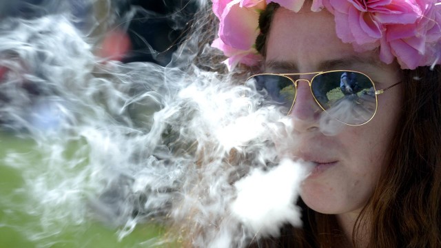 Mulher fuma maconha no Colorado, estado americano em que o uso recreativo da droga foi legalizado