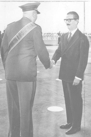 25.08.1961 -JÂNIO QUADROS CUMPRIMENTA ODILIO DENYS. Antes de formalizar a renúnica Jânio foi à festa do Dia do Soldado.