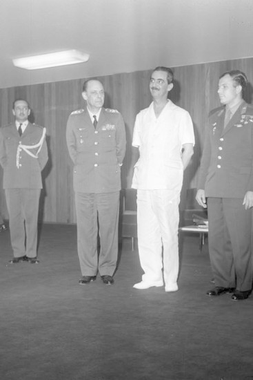 Brasília 03/08/1961 Yuri Gagarin (Astronauta). Na foto, Yuri é recebido pelo Presidente Jânio Quadros. Na ocasião, o astronauta foi condecorado com a medalha...