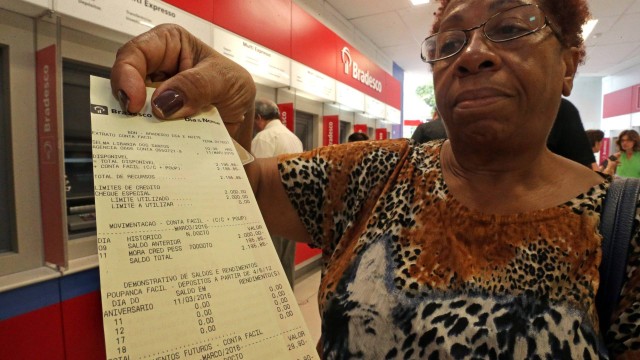 A servidora Selma Libania dos Santos mostra o extrato bancário com a conta negativa