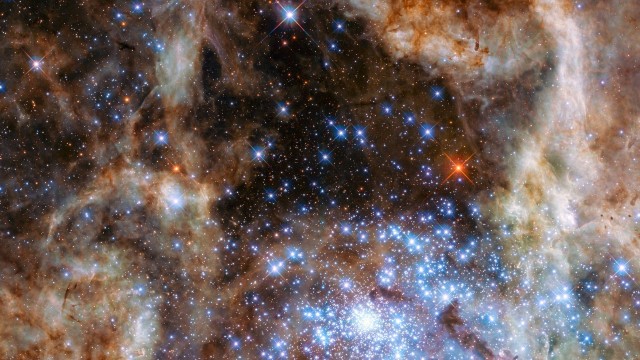 Imagem da região central da Nebulosa da Tarântula, na Grande Nuvem de Magalhães, com o denso e jovem aglomerado estelar R136, lar das estrelas mais maciças conhecidas no Universo até agora, cujo processo de formação intriga os astrônomos
