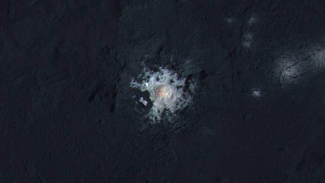 Imagens aproximadas mostram estrutura em formato de cúpula no centro de ponto brilhante em Ceres