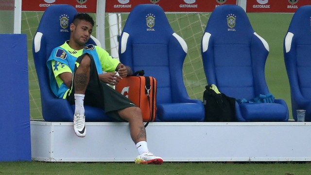 Neymar cabisbaixo em treino da seleção brasileira