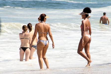 Sheron Menezzes aproveita o dia de sol na Praia de Ipanema