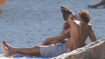 Aline Riscado e Felipe Roque beijando muito na praia