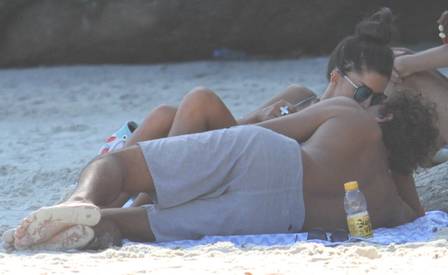 Hot! Aline Riscado e Felipe Roque na praia