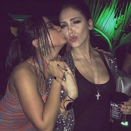 Anitta e Bella Falconi na festa