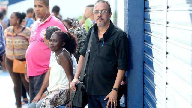 Luciano Esteves Netto chegou na segunda-feira, às 16h30, e é o primeiro da fila do “Portela dá Trabalho”, em Madureira.