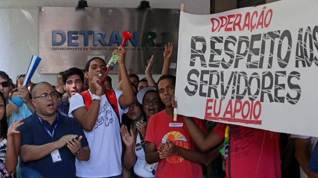 EXT CI - Rio, 06/04/2016, Detran / Protesto - Servidores protestam em frente ao prédio do Detran, na Presidente Vargas. Foto: Márcio Alves / Agência O Globo