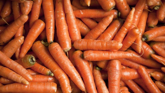 Rica em betacaroteno, a cenoura se torna um poderoso antioxidante e recuperador da pele