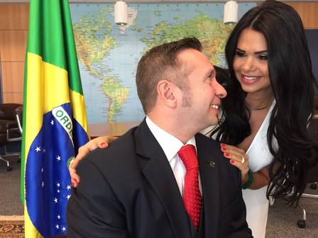 O ministro do Turismo, Alessandro Golombiewski Teixeira, com a mulher, Milena Teixeira, no gabinete