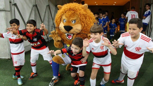 Crianças com a camisa Flamengo, como Pedro (segundo à esquerda)