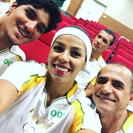 Paula Pequeno fez uma selfie com Medina e Vanderlei Cordeiro