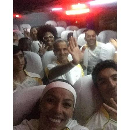 Paula Pequeno fez selfie no ônibus dos condutores da tocha