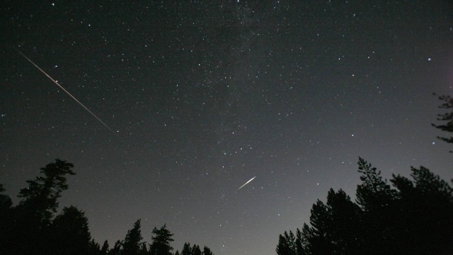 As chuvas de meteoro acontecem quando a Terra passa pelo rastro de poeira de cometas