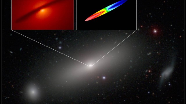 Imagem combinada da galáxia NGC 1332 mostra o disco de gás em torno do buraco negro supermaciço na sua região central, vista em luz visível pelo Hubble (destaque à esquerda) e na faixa milimétrica/submilimétrica pelo Alma (destaque à direita), com as cores indicando quando elas estão se aproximando (em azul) ou se afastando (em vermelho) relativamente à Terra